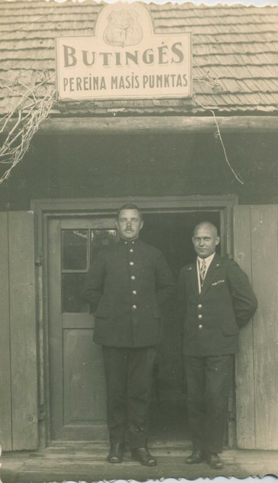 Būtingės pereinamojo punkto viršininkas B. Bagdanavičius su savo padėjėju, apie 1931 metus.