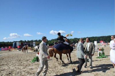 Estijos prezidentas Tomas Hendrikas Ilvesas vos nepateko po piestu atsistojusio arklio kanopomis. Helja Kaptein nuotr.