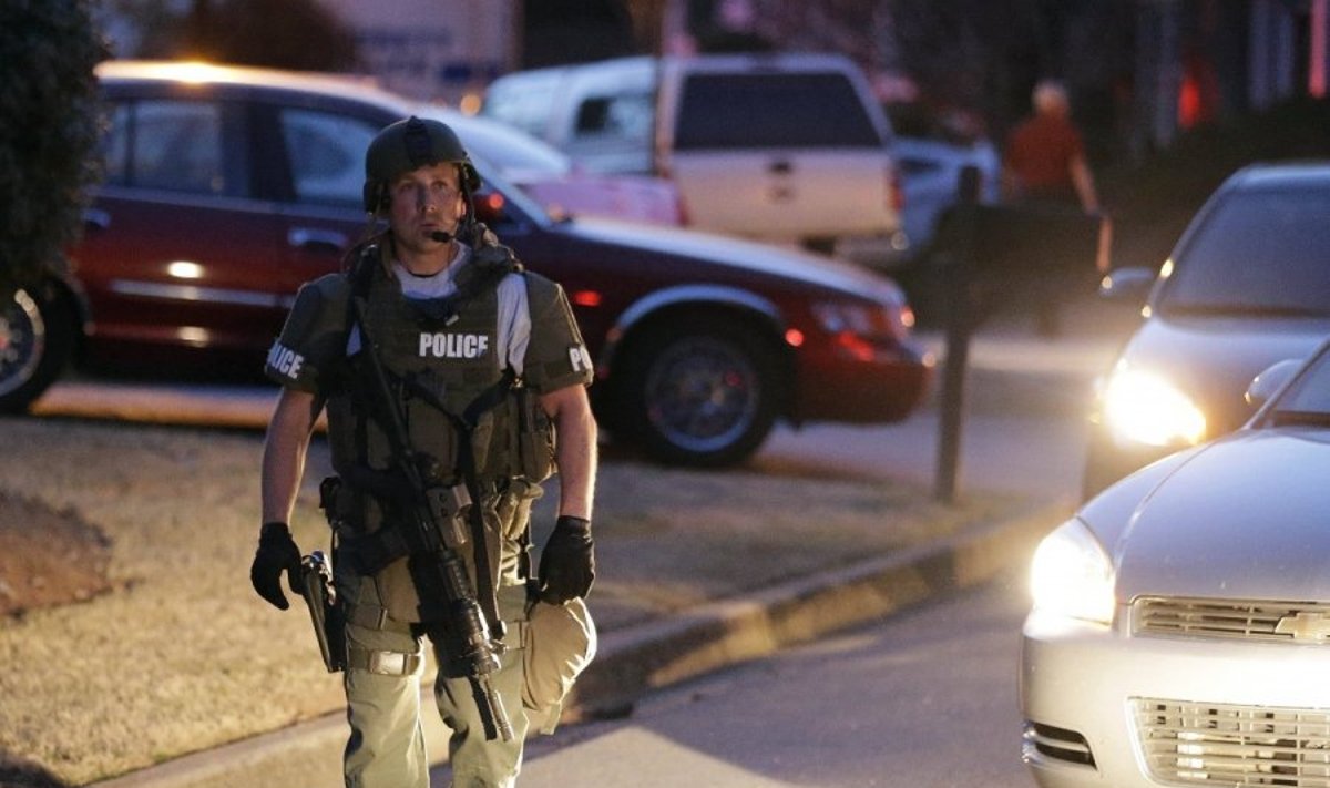 JAV nušautas keturis ugniagesius įkaitais paėmęs užpuolikas