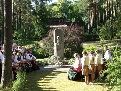 V.Mykolaičio-Putino žmonos K.Mykolaitienės iniciatyva 1981 m. pastatytas skulptoriaus Broniaus Zalenso sukurtas paminklas Kačerginėje