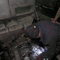 Ukrainiečių mechanikai Donecko regione remontuoja kare apgadintą techniką