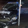 Girtas vairuotojas nesuvaldė automobilio – nukentėjo stulpas, tvora ir trys mašinos
