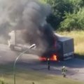 Klaipėdoje atvira liepsna degė sunkvežimis, liudininkas nufilmavo vaizdą