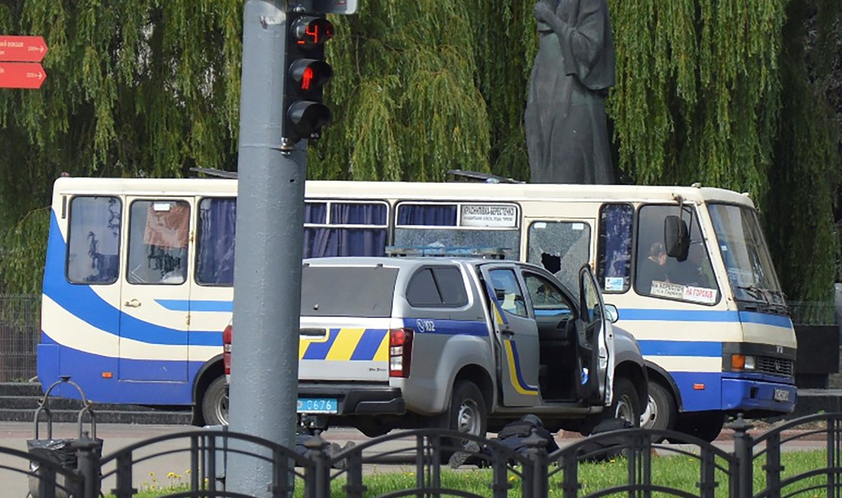 Ukrainoje ginkluotas vyras užsibarikadavo autobuse su 20 keleivių