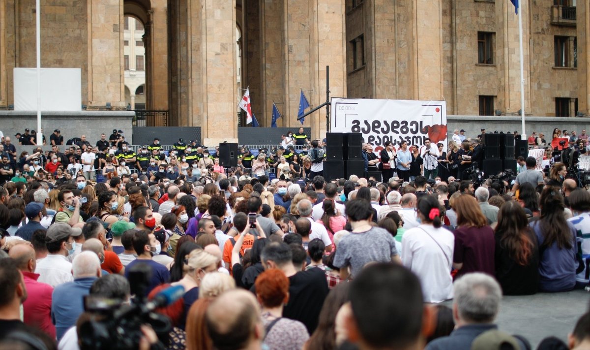 Sakartvele tūkstančiai protestuotojų reikalavo premjero atsistatydinimo