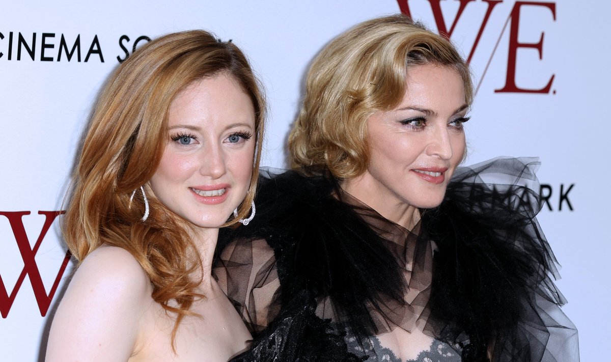 Madonna (dešinėje) su aktore Andrea Riseborough