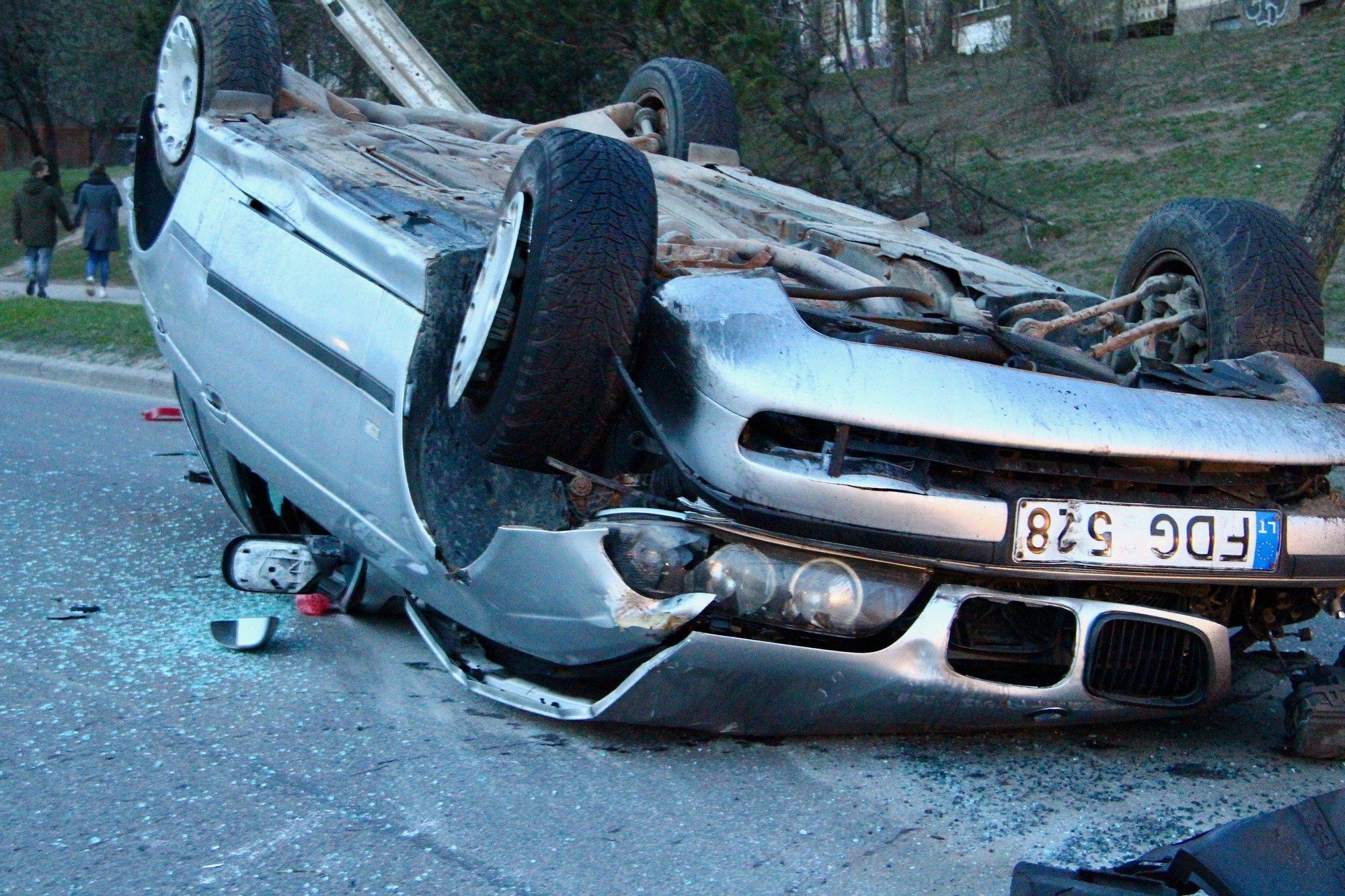 Girto BMW Vairuotojo Skrydis Vilniuje: Kliudė Atitvarą, Vertėsi Ir Liko ...