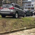 Įžūlus BMW vairuotojas erzina daugiabučio kaimynus, policija perspėjo – „raudoni“ numeriai neapsaugos