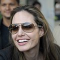 A. Jolie lankosi žemės drebėjimo nusiaubtame Haityje