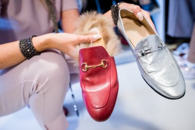 „Gucci“ įspiriami bateliai ir panašaus modelio odiniai bateliai iš prekybos centro