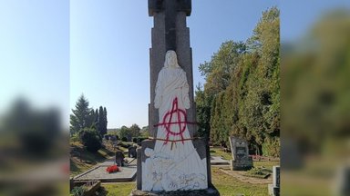 На кедайняйском кладбище вандалы осквернили часовню и памятник борцам за свободу