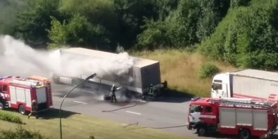 Klaipėdoje atvira liepsna degė sunkvežimis, liudininkas nufilmavo vaizdą
