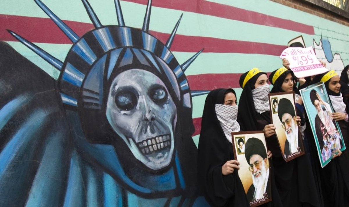 Irano studentės laiko Ali Khamenei portretus