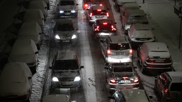Paaiškino, kokio atstumo reikia laikytis nuo kitų automobilių žiemą: daugelis šito net neįsivaizduoja