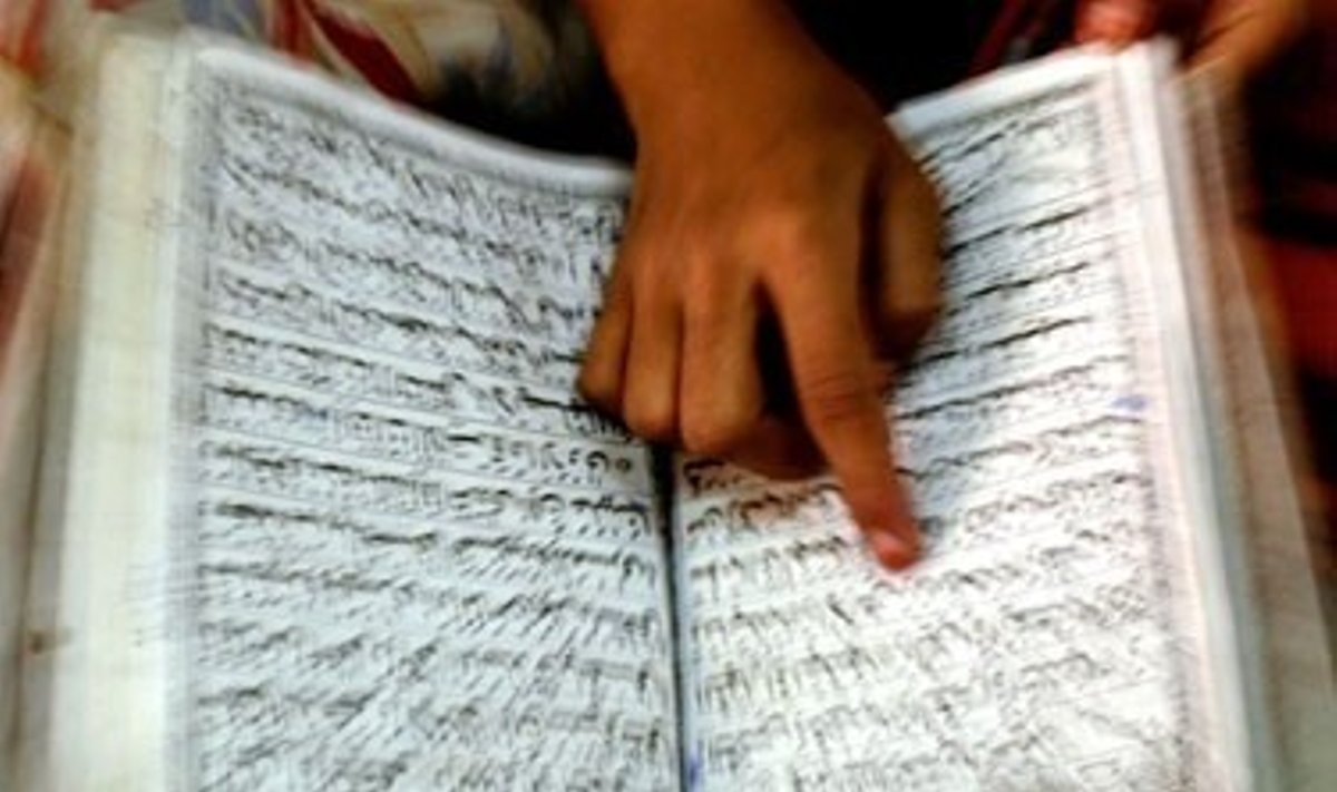 Mergaitė Indijoje skaito Koraną