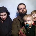 Talibano vaizdo įraše - įkaitų pora ir du nelaisvėje gimę jų vaikai