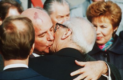 Gorbačiovas bučiuojasi su Rytų Vokietijos lyderiu Honekeriu