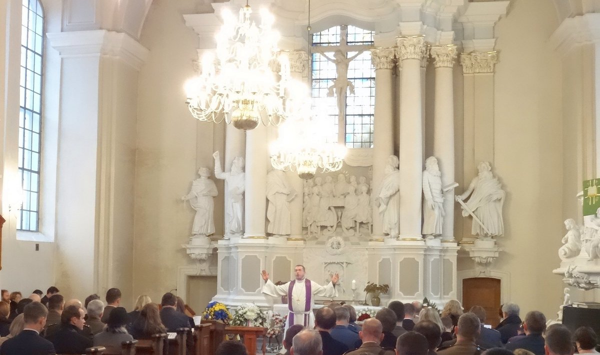 Bishop Mindaugas Sabutis gives sermon for Remembrance service