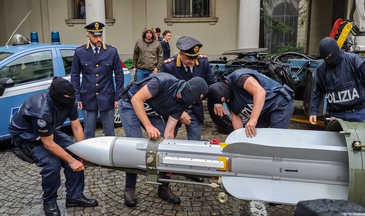 Italų policija krėtė kraštutinių dešiniųjų grupuotę – rado visą ginklų arsenalą ir kovinę raketą, skirtą Ukrainos separatistams