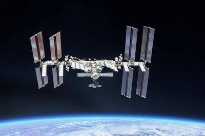Kosminės šiukšlės kelia pavojų TKS. Scanpix/NASA nuotr.