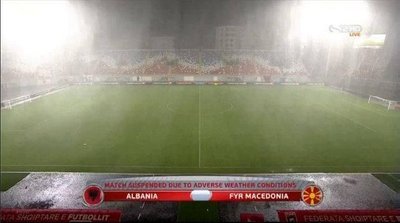 Rungtynės Albanijoje nutrauktos dėl liūties