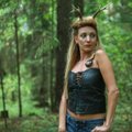 „Gelbėtoja“ G. Stiklickienė, pasipuošusi ragais ir korsetu, fotografavosi miške