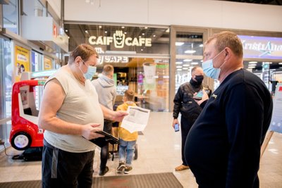 Vilniaus "Akropolyje" tikrinami galimybių pasai 