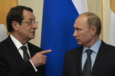 Nicos Anastasiades ir Vladimiras Putinas