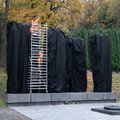 Советские скульптуры на Антакальнисском кладбище накрывают черными мешками