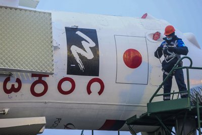 Yusaku Maezawa ir jo asistentas Yozo Hirano orbitinėje stotyje išbus 12 dienų. Turistus nuskraidins Rusijos kosmonautas Aleksandras Misurkina. Mokslas
