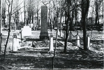 Gediminaičių stulpai, kurie puošė paminklą 1923-ųjų sausio 15-osios sukilėliams, sovietiniais metais buvo nudraskyti // Dionyzo Varkalio fondo nuotr.