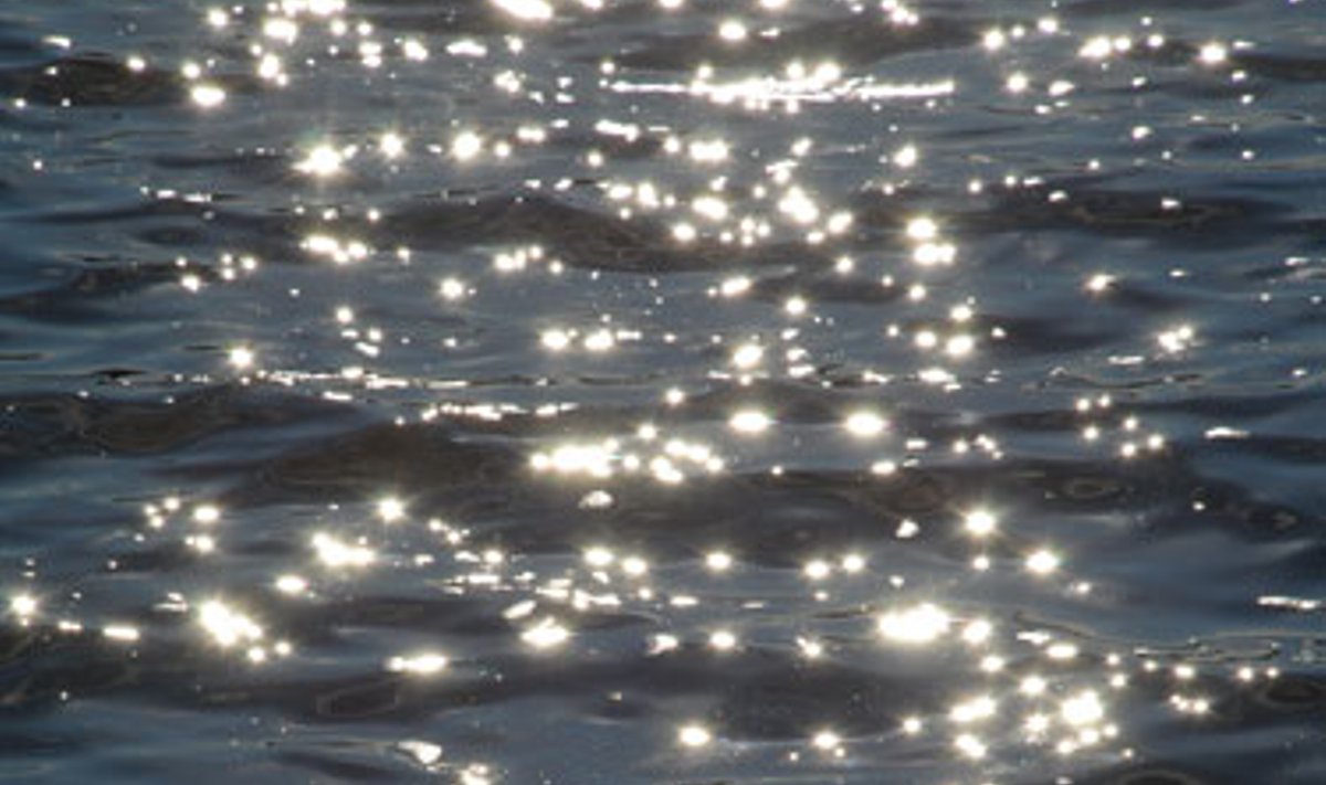 Saulės spindulių šokis ežero paviršiuje