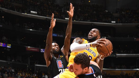 „Lakers“ laivas grimzta į dugną – žūtbūtiniame Los Andželo derbyje triumfavo „Clippers“