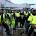 Oro uosto darbuotojų haka čempionams - zelandiečių regbininkams