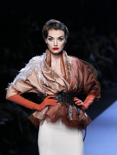 Paryžiaus Aukštosios mados savaitė 2011 m. pavasario-vasaros kolekcija.  Christian Dior. Dizaineris John Galliano