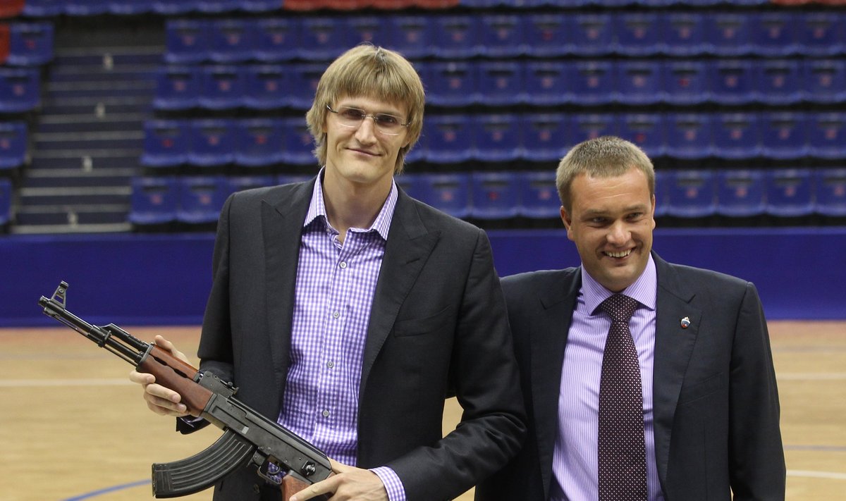 Andrejus Kirilenka su automatu AK-47 ir Andrejus Vatutinas