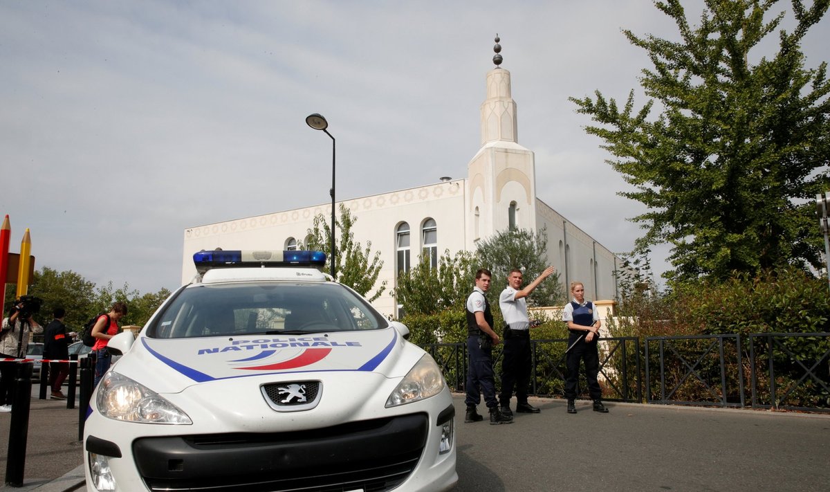 Netoli Paryžiaus užpuolikas nudurė du žmones, dar vieną sužeidė