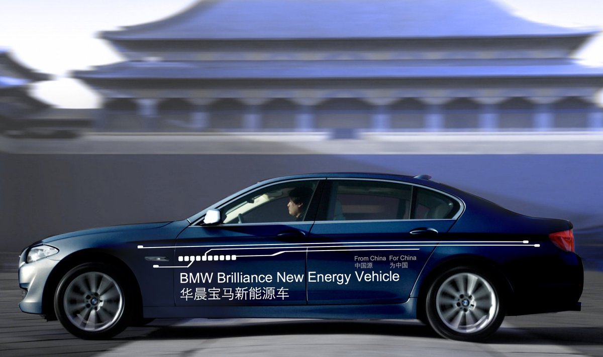 BMW 5 serijos elektra įkraunamas hibridas