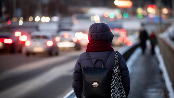 Sudėtingos eismo sąlygos išlieka visoje šalyje: vairuotojai įspėjami niekur nevykti, Vilniuje – dar ne blogiausia