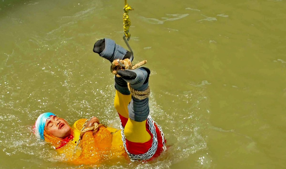 Virvėmis surištas Chanchalas Lahiri nuleidžiamas į Gango upę