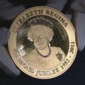 Karalienės Elžbietos II jubiliejaus proga nukaldintos deimantais inkrustuotuos monetos
