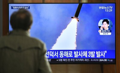 Vyras stebi raketų bandymus Šiaurės Korėjoje