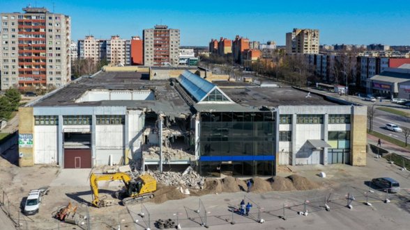 Kalniečių prekybos centre užvirė darbai: visas pastatas negrius