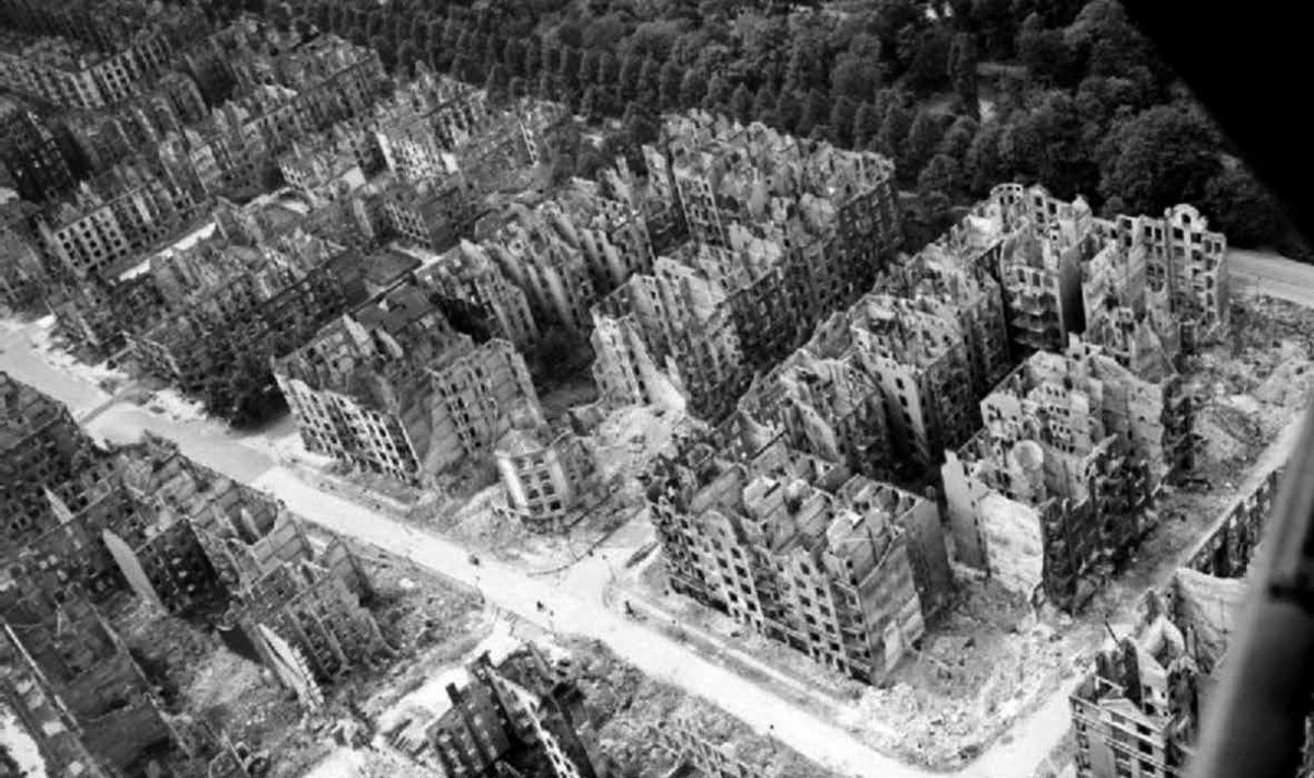 Hamburgas po sąjungininkų operacijos „Gomora“. Per antskrydžius sunaikinta apie pusė gyvenamųjų pastatų. Operacijos pavadinimas priminė apie dievų rūstybės sunaikintą biblinę Gomorą – netikėlių irštvą.