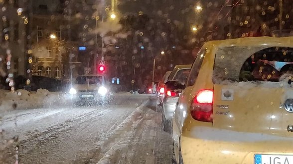 Įspėja dėl sudėtingų eismo sąlygų visoje Lietuvoje: kelius valyti vos spėjama, kai kur laukia 10 cm sniego sluoksnis