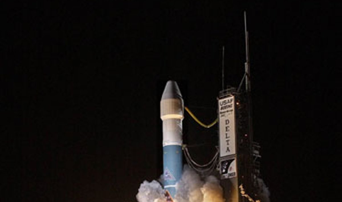 Raketa "Boeing Delta 2" startuoja iš Kanaveralo kyšulio Floridoje. Ji neša erdvėlaivį "Messenger", kuris skries Merkurijaus link ir pamėgins patekti į jo orbitą.
