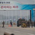 Abiejų Korėjų kariai tikrina, ar buvo likviduoti prie fronto linijos įrengti bunkeriai