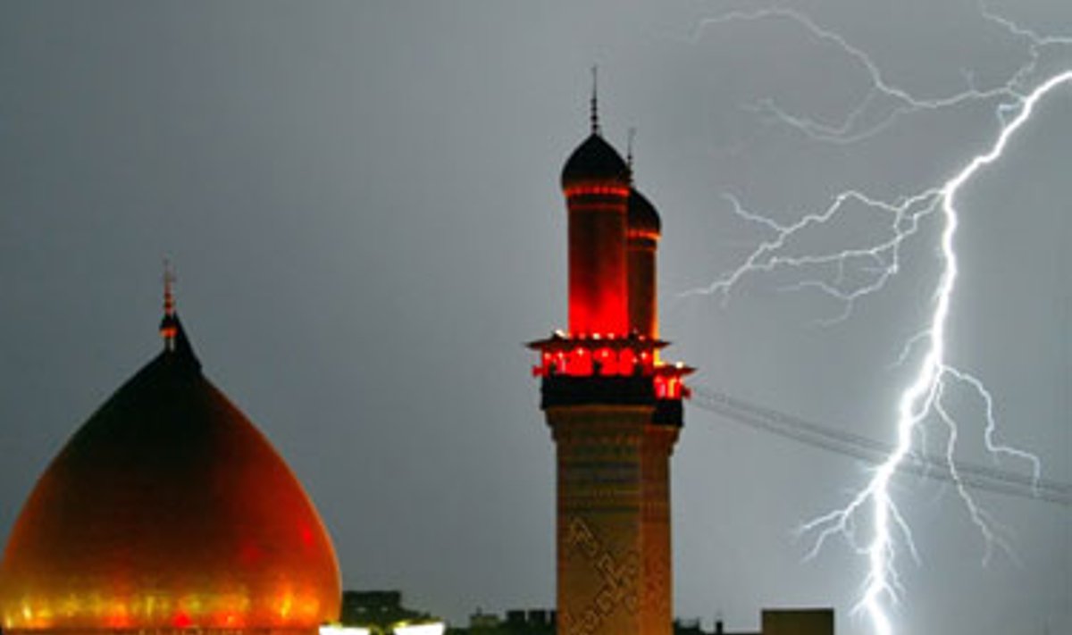 Žaibas trenkia netoli Imam al-Hussein šventyklos Irako mieste Kerbala.