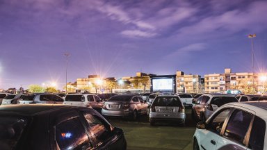 Penktadienį Liepkalnyje vėl startuoja kinas iš automobilio: bus pastatytas didžiausias ekranas