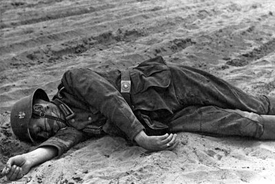 3. Vokiečių kario kūnas. Net Hitlerį priešiškai vertinantys vokiečiai dažnai nenorėjo pasiduoti, nes „saugią ir šiltą“ nelaisvę žadantys sovietai pasidavusius tiesiog sušaudydavo.